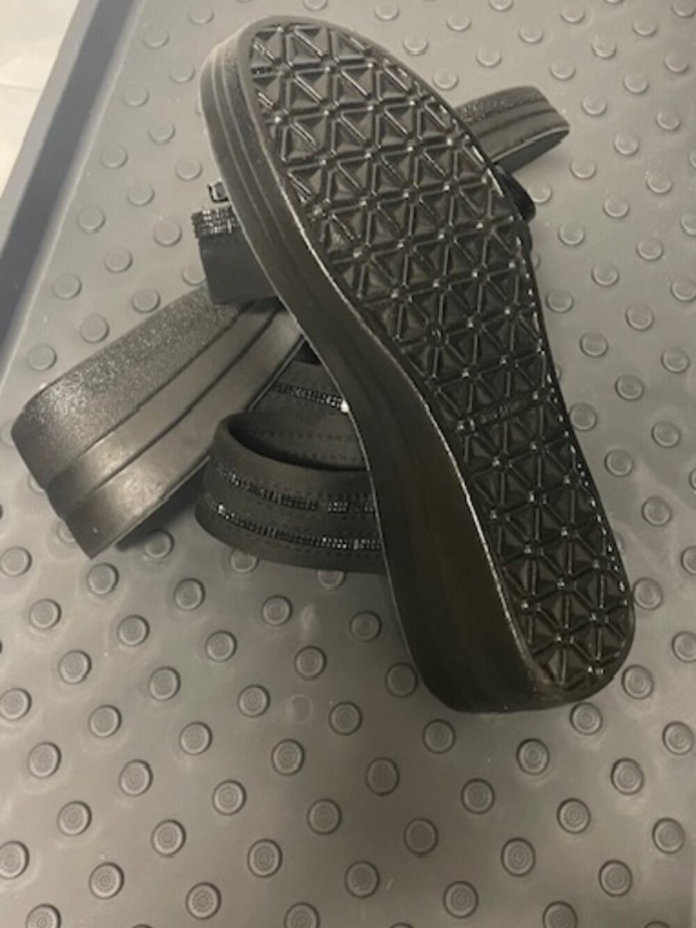 Wedge sandal -Dual-strap slide with a secure, stylish toe-loop - Picture 7 of 7